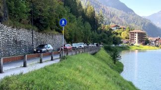Traffico intenso, il sindaco di Alleghe lancia l’allarme sulle criticità inerenti la viabilità