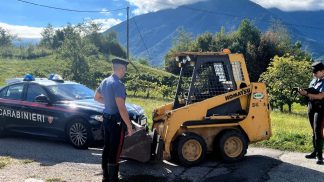 Miniescavatore trovato dopo il furto: a tradire i responsabili, le tracce degli pneumatici