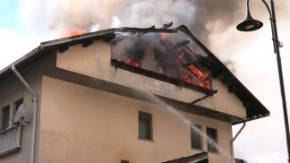 Incendio a Agordo: paura in centro per le fiamme