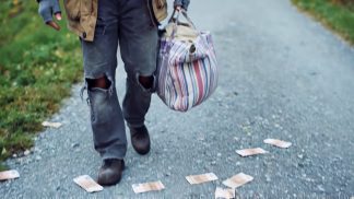“Regala” 4.000 euro trovati in una valigetta: la vicenda di un senzatetto iracheno