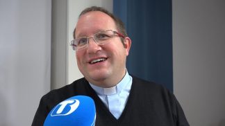 Un gruppo di giovani chiede lo stop al trasferimento di don Simone Ballis, parroco del Centro Cadore