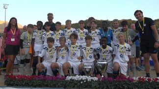 Il campione Frank Rijkard premia i giovani calciatori dell’Alpago Cup 2026