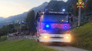 Incendio a Colle Santa Lucia: pompieri al lavoro e Sr203 Agordina chiusa