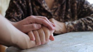 Approvata la legge regionale, c’è il riconoscimento dei caregiver familiari